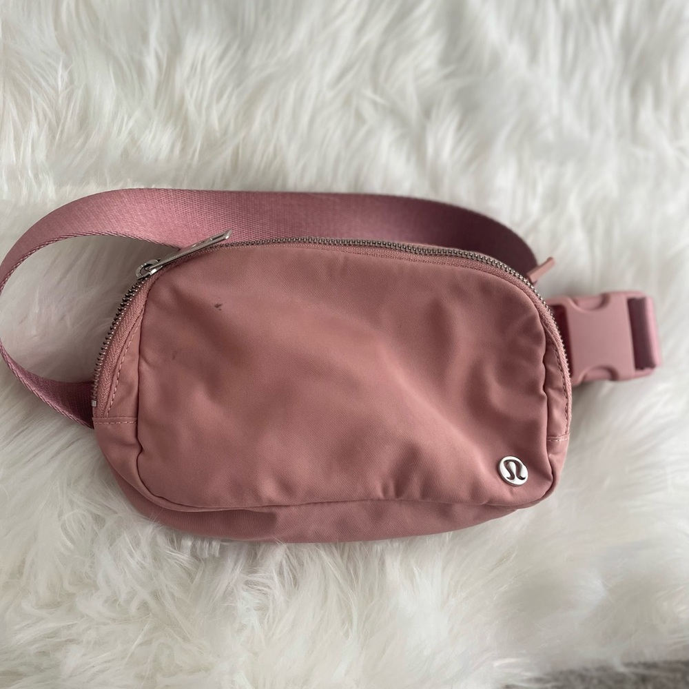 Lululemon everywhere belt bag 1L pink pastel